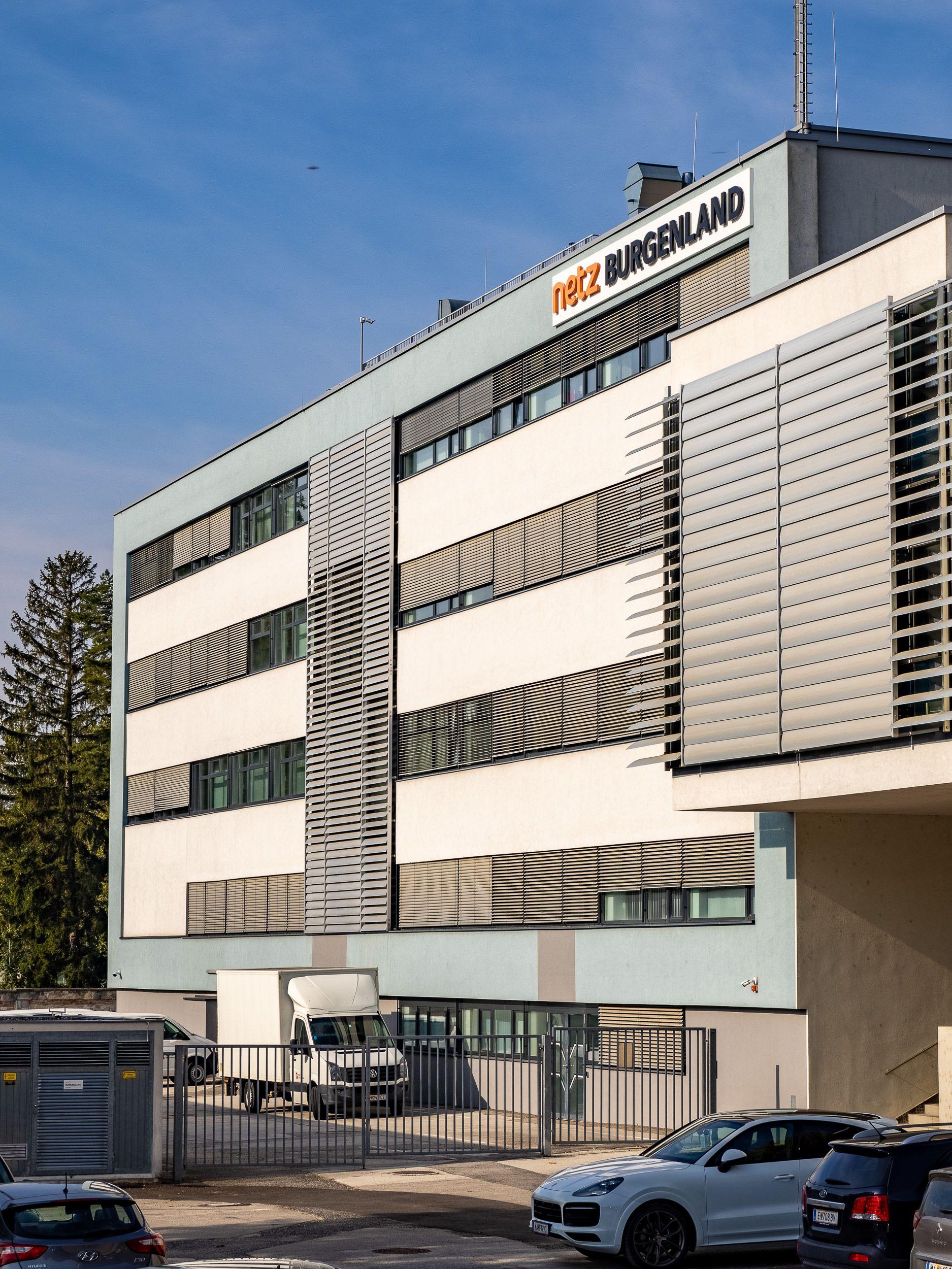 Das Firmengebäude von Netz Burgenland mit Firmenlogo, aufgenommen bei Tageslicht.