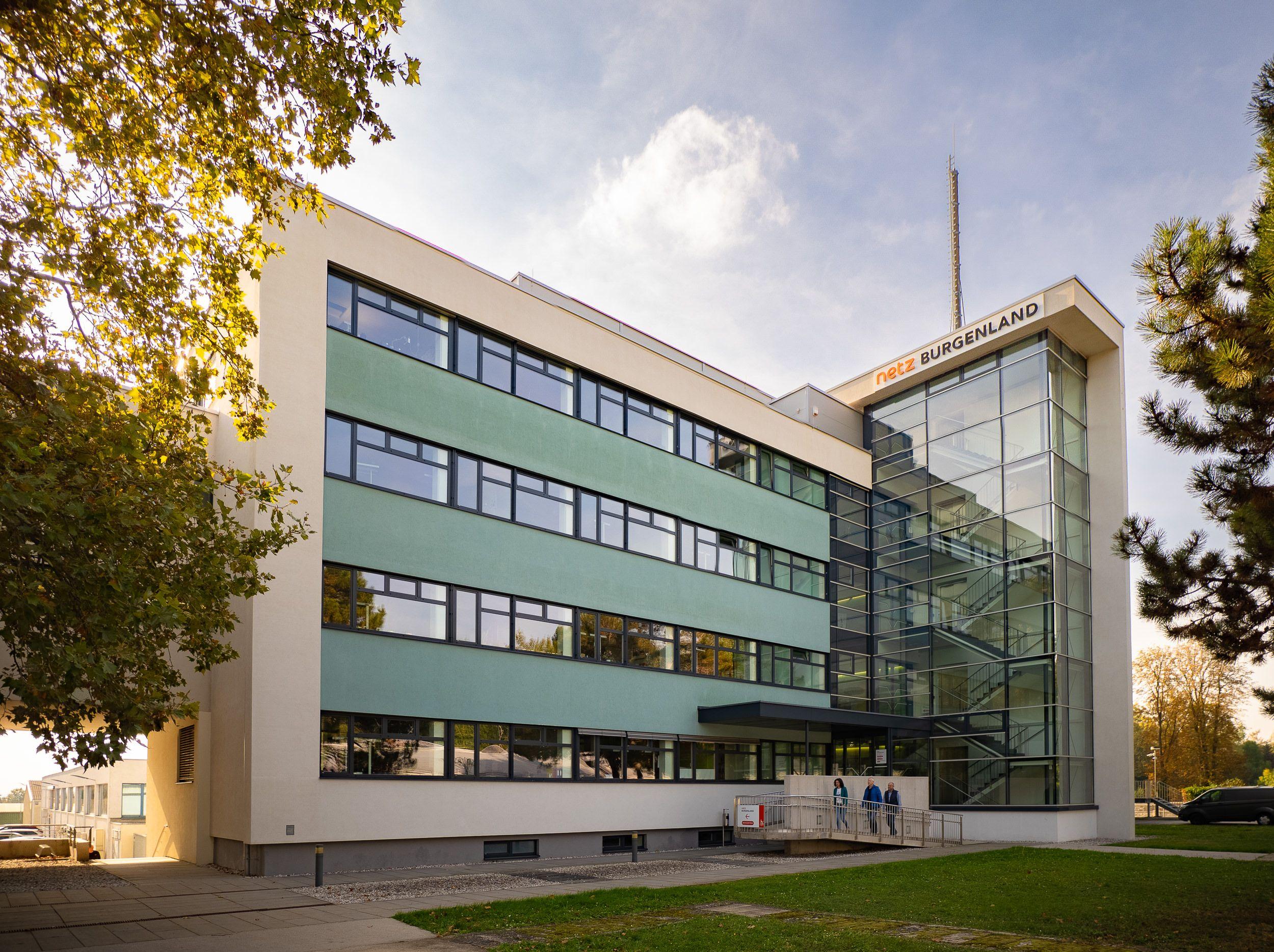 Das Gebäude von Netz Burgenland mit klarem Himmel im Hintergrund.