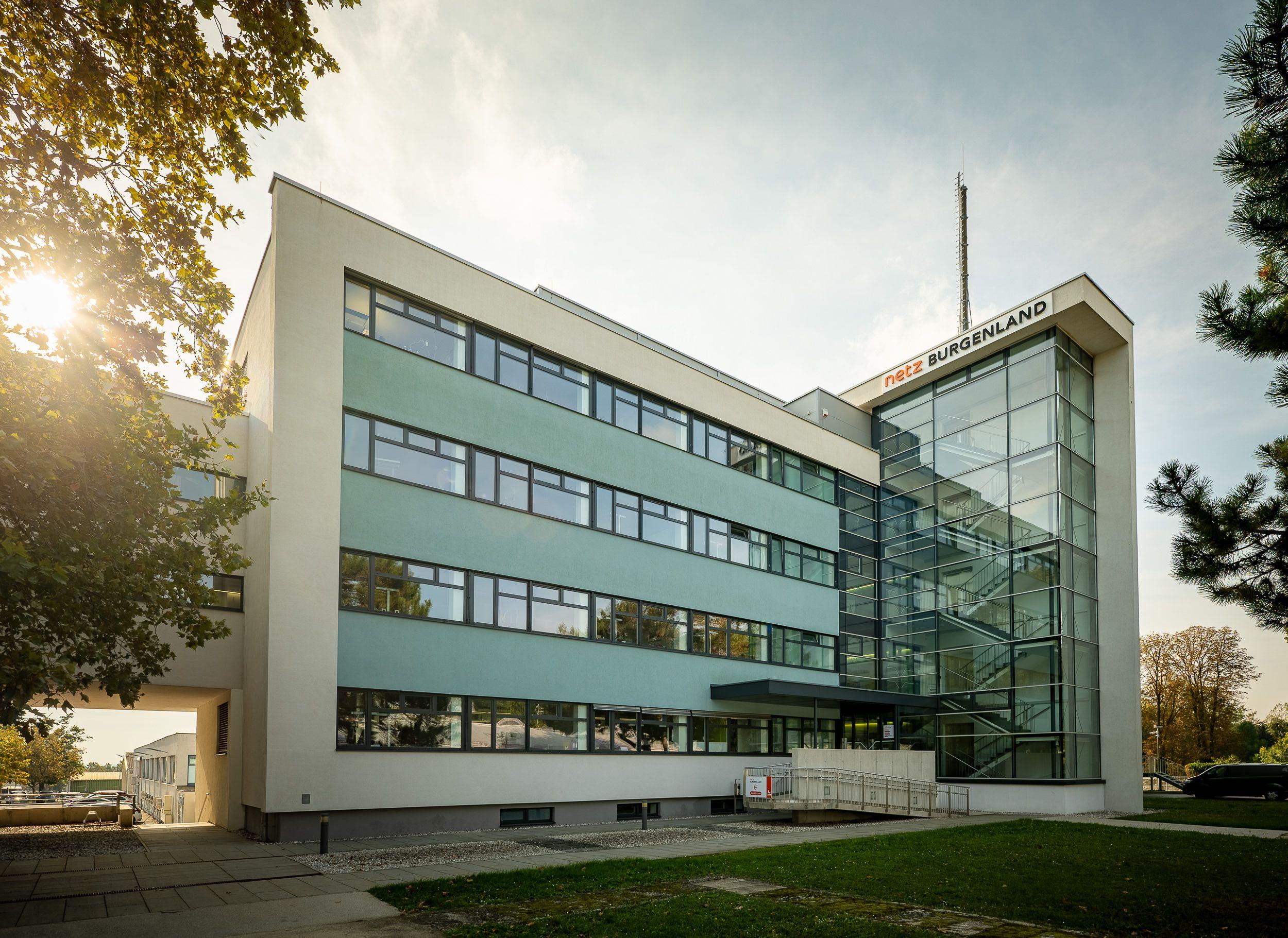 Das Gebäude von Netz Burgenland mit Glasfront und Firmenlogo.