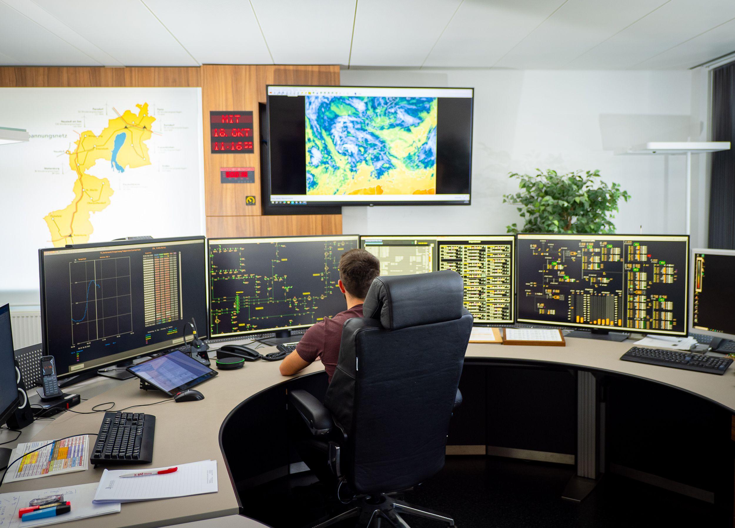 Kontrollraum Netz Burgenland Ein Mitarbeiter überwacht Energie-Netzwerke auf mehreren Bildschirmen in einer Kontrollraum-Umgebung.