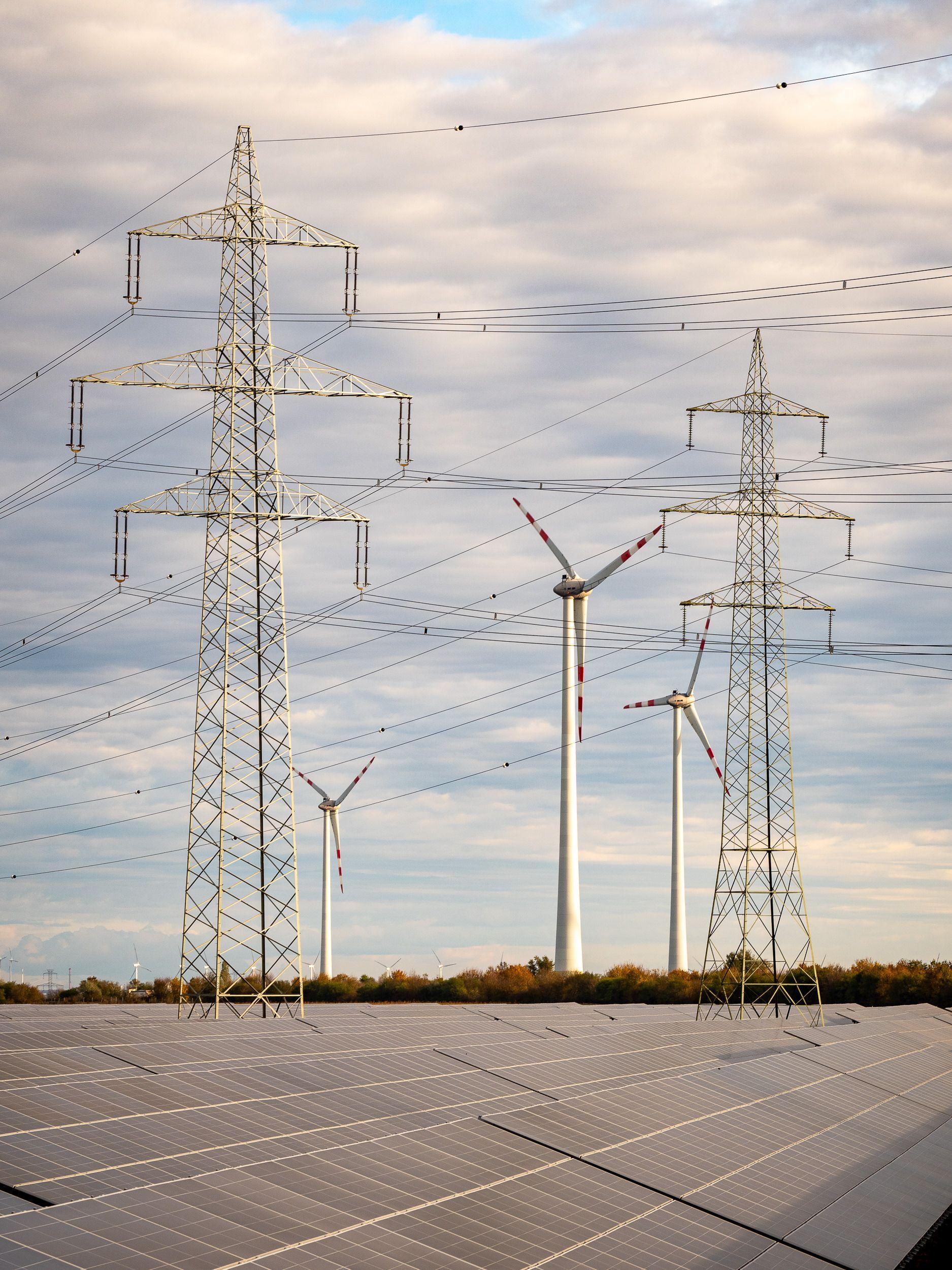 Windkraftanlagen und Solarmodule in einem Feld im Burgenland