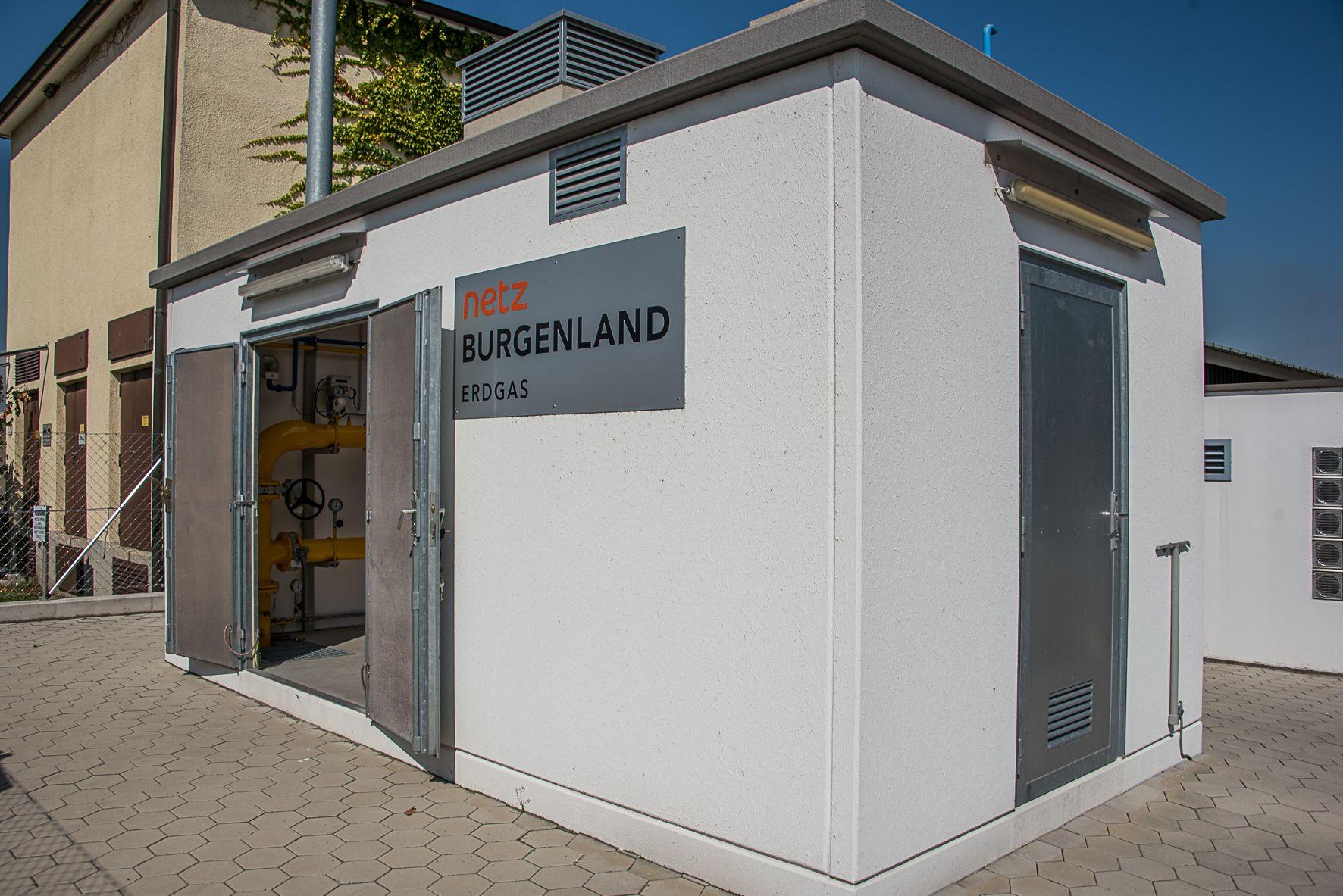 Eine Gasdruckregelstation von Netz Burgenland mit geöffneter Tür, die technische Anlagen zeigt.