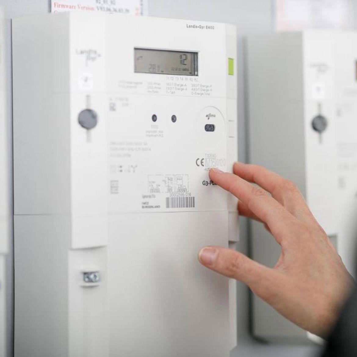 Smart Meter – Effizientes Energiemanagement Bedienung eines Smart-Meter für die Strommessung.